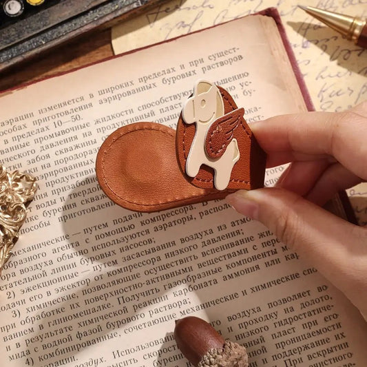 Marque-page magnétique style poney posé sur livre ouvert | Romanys