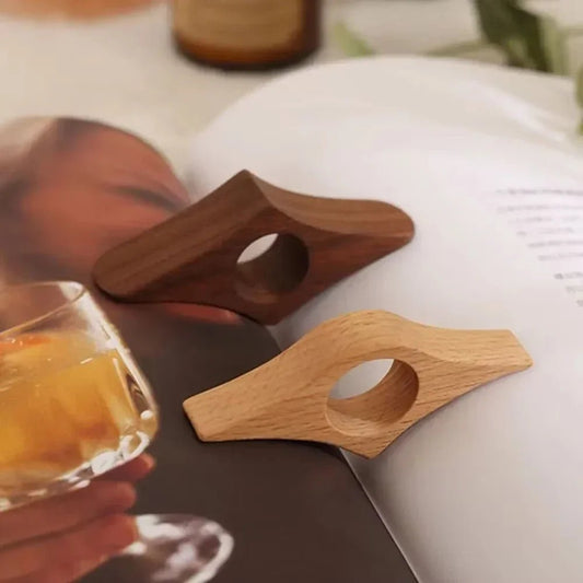 Support de lecture à une main en bois naturel - utilisation en main | Romanyse